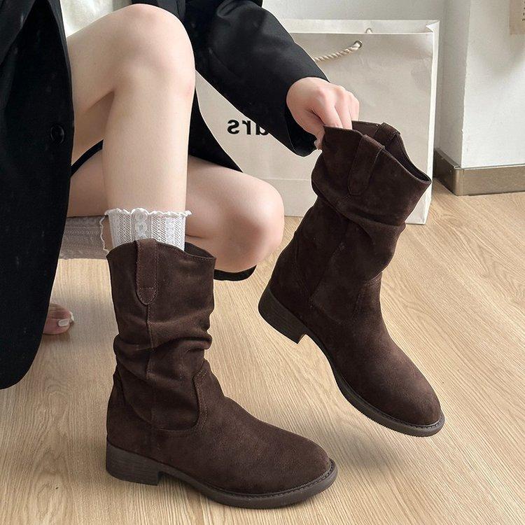 Simple and retro suede Western cowboy boots for women, 2026 autumn new collection, featuring a pleated, ruched design, mid-heel, and a short boot style