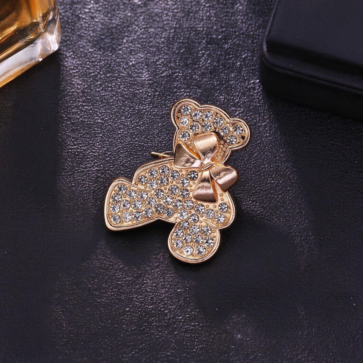 New gold-colored, full-rhinestone teddy bear brooch, a high-end rhinestone teddy bear pin, perfect for suits and outerwear, and also serves as a stylish accessory to prevent unwanted exposure