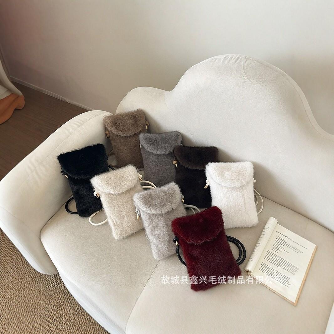 2026 new plush phone bag, women's crossbody bag, autumn/winter faux fur small square bag, versatile shoulder bag with furry accents