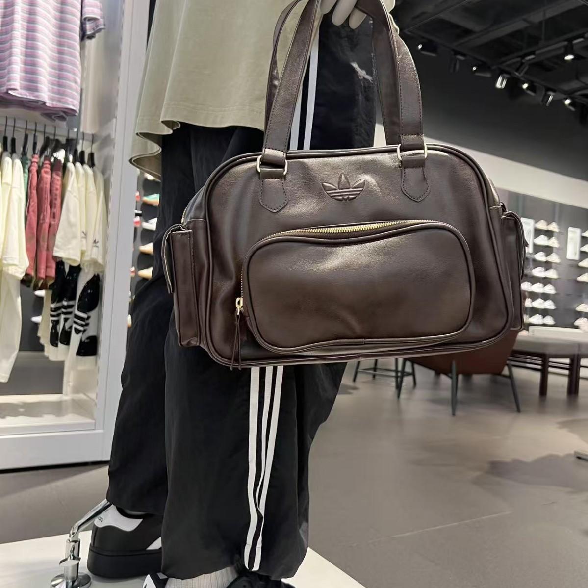 AD2026 new clover-patterned sports and leisure bag for boys and girls, featuring a retro PU design, and can be carried as a shoulder bag, crossbody bag, or handbag