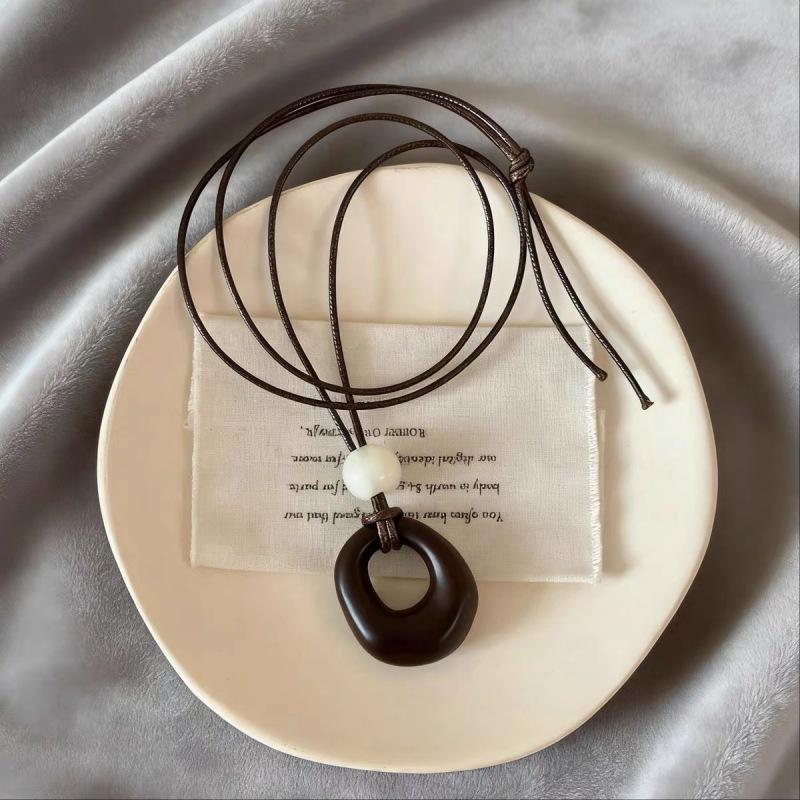 Vintage Old Money Style Dark Brown Irregular Circle Long Necklace for Women, Ethnic Style, Elegant and Sophisticated Braided Rope Choker