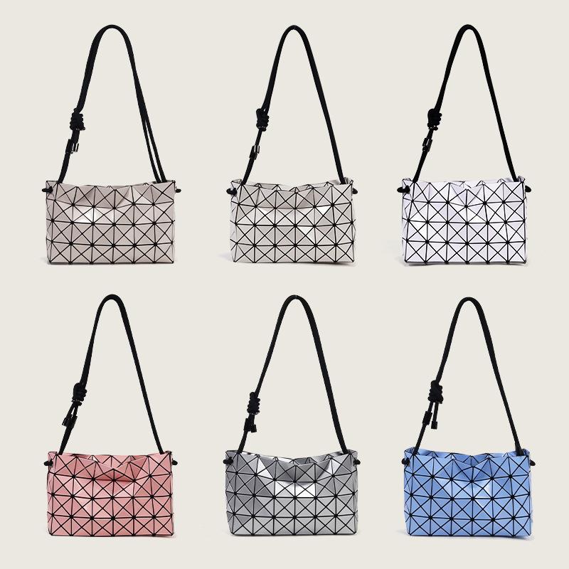Zhai San Yi Sheng Tofu Bag 2024 New Geometric Diamond Pattern Drawstring Bag Fashionable Simple Shoulder Crossbody Handbag