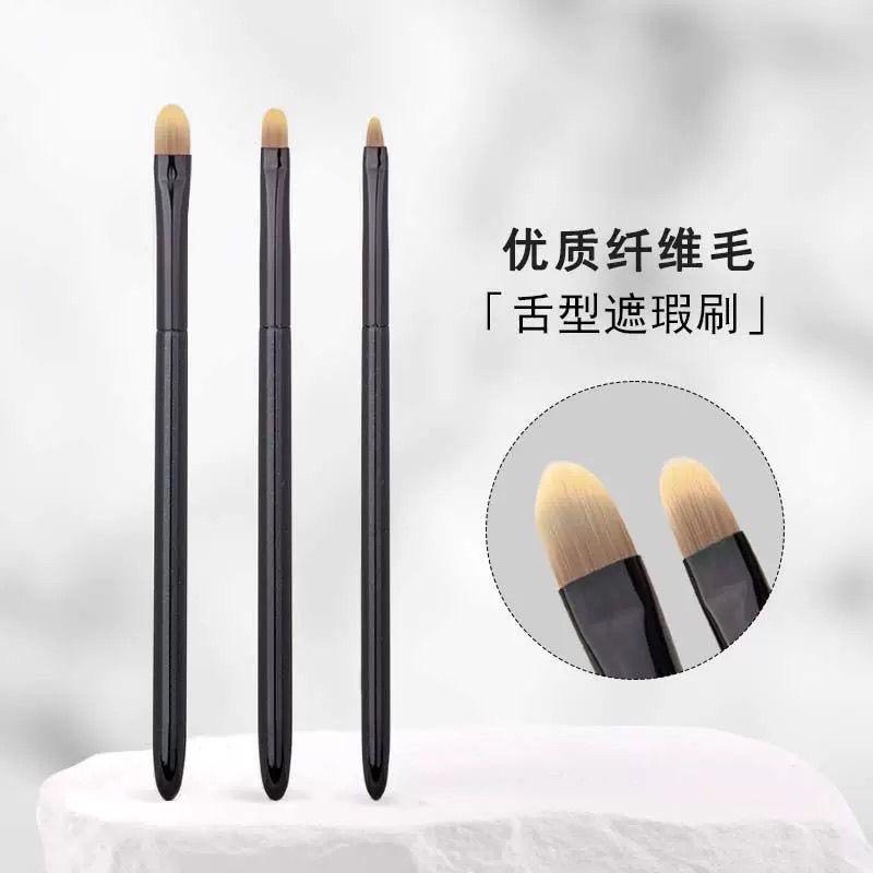 Fine Tongue-Shaped Concealer Brush with Flat Head for Tear Troughs, Spots, and Details; Seamless Coverage of Acne Marks, Dark Circles, and Nasolabial Folds Makeup Brush