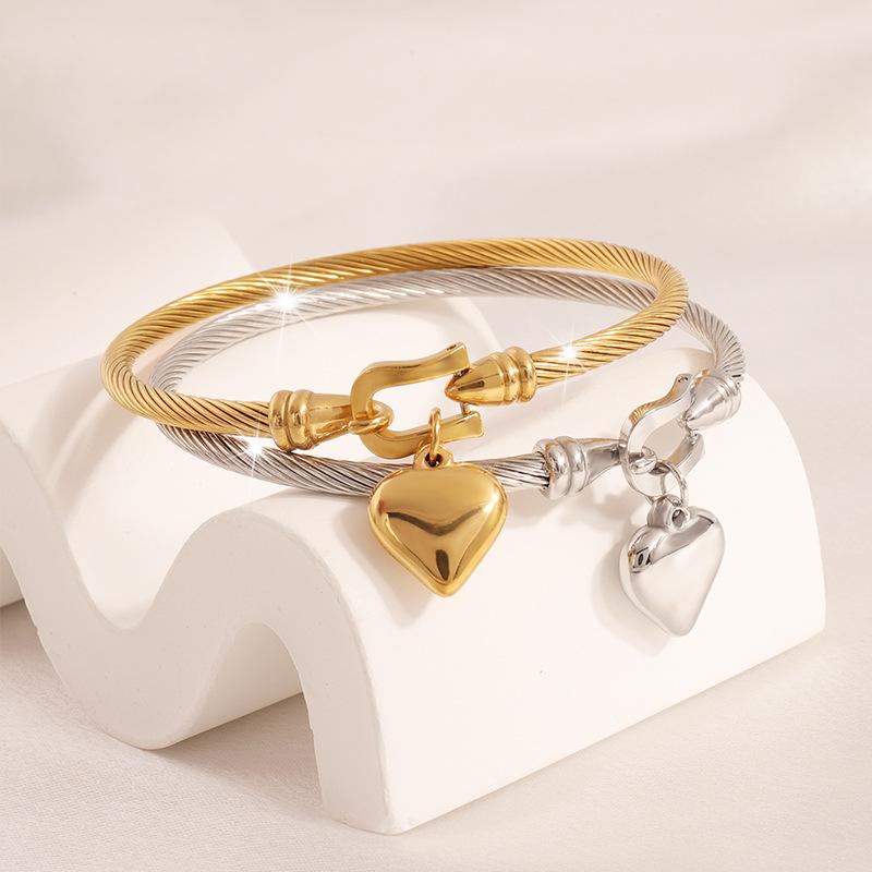 Titanium Steel Bracelet with Exquisite Horseshoe Buckle and Heart-Shaped Design, Non-Fading Electroplated Stainless Steel Bracelet for Women with a High-End Feel