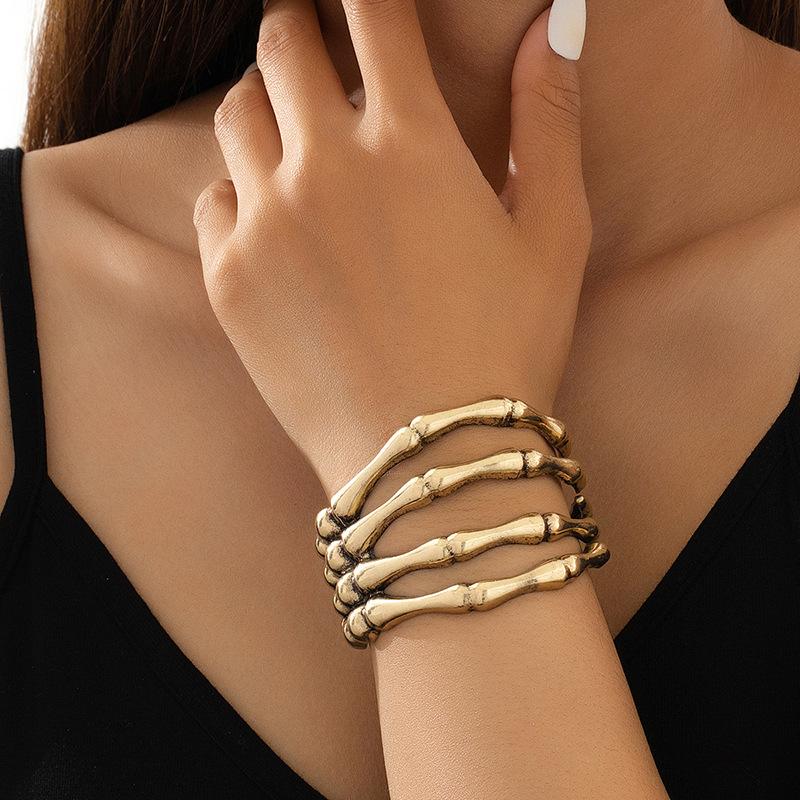 Exaggerated Hollow Ghost Hand Bracelet Retro Skull Paw Bracelet Women Metal Hand Jewelry Halloween Party Gift