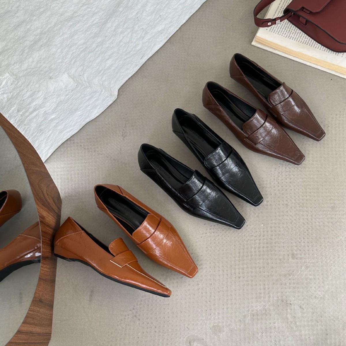 [Tax Not Included] 2026 New Spring Style Deep-Cut Single Shoes, Retro Style, Small Square Toe, Low Wedge, Slimming Leather Shoes