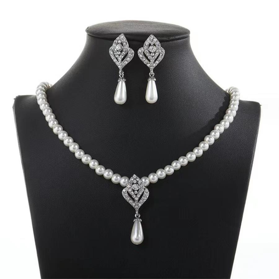 European and American Fashion New Pearl Necklace Jewelry Set Alloy Rose Cut Out Pendant Pearl Tassel Bridal Set Chain