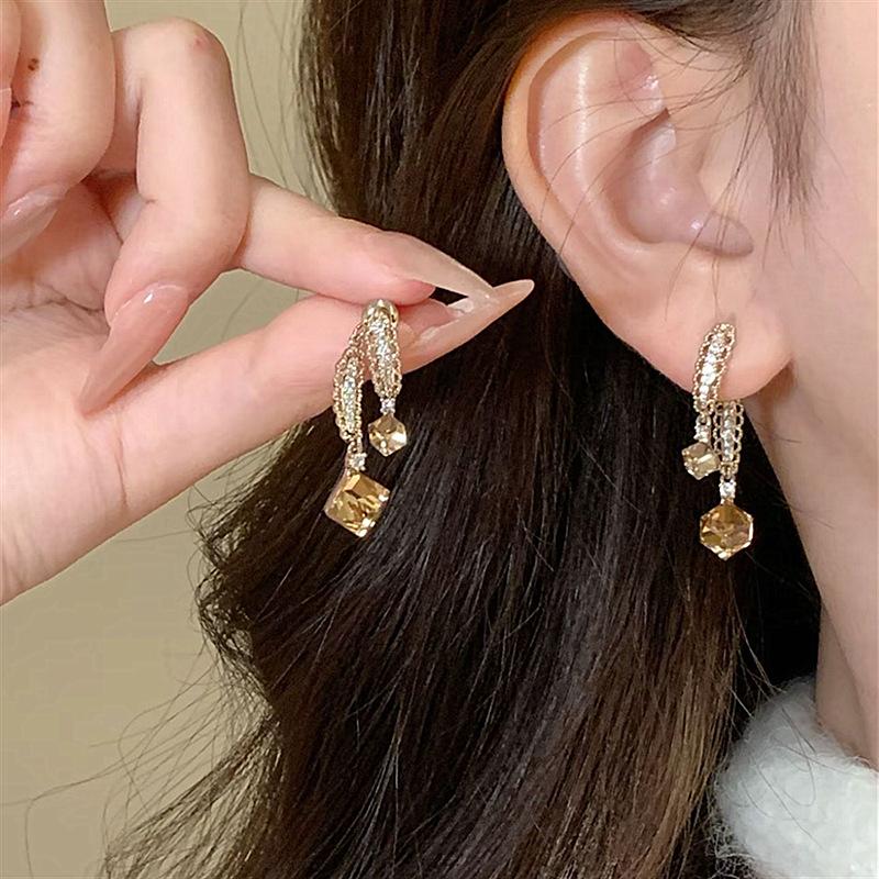 It has a unique and elegant vibe. These 925 sterling silver coffee-colored lace square diamond earrings feature a dual-wear design, making them both exquisite and practical