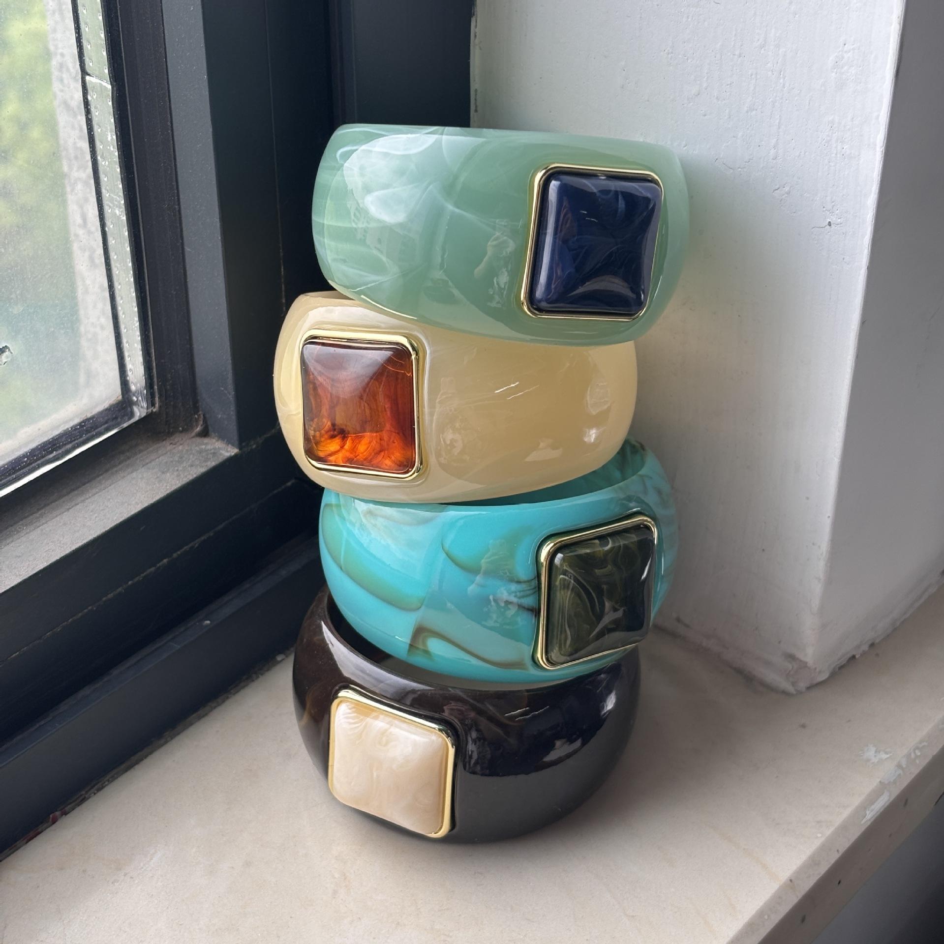 New Cross-Border Vintage Resin Bracelet Collection for Women, Exaggerated Wide-Brimmed Bracelet with Stones, European and American Jewelry Accessories