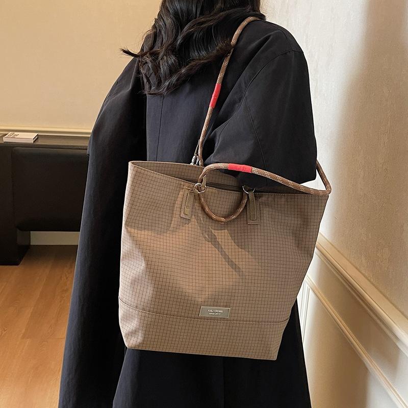 Japanese-style outdoor high-appearance simple fabric bag, large-capacity commuter bag, 2026 summer new single-shoulder bucket tote bag