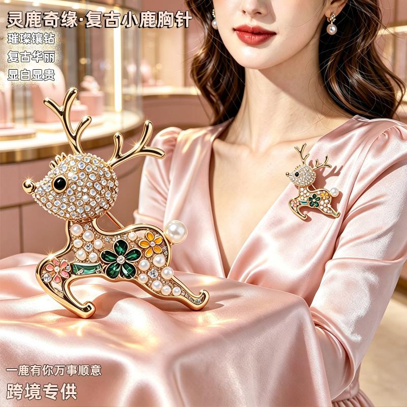 Vintage Hollow Deer Brooch for Women with Diamonds and Pearls, Floral Deer Pin, Christmas High-End Suit Anti-Slip Brooch