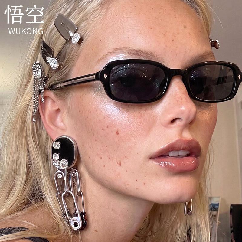 Rectangular Stylish Sunglasses for Small Faces, Street Style, New Trendy Narrow Frame Triangle Studded Sunglasses for Women, European and American Fashion