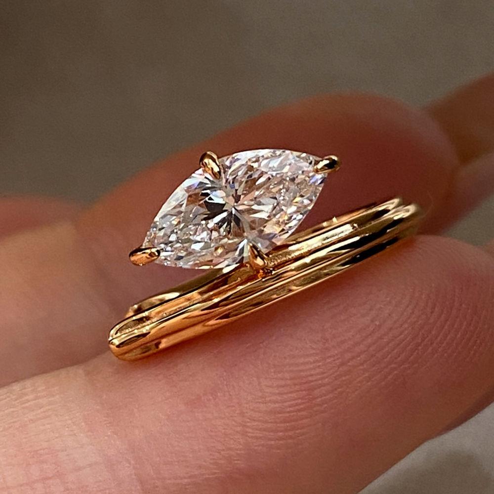 Trendy gold marquise diamond ear clips for women, vintage earrings with a light luxury and high-end feel, niche versatile earrings for those without pierced ears