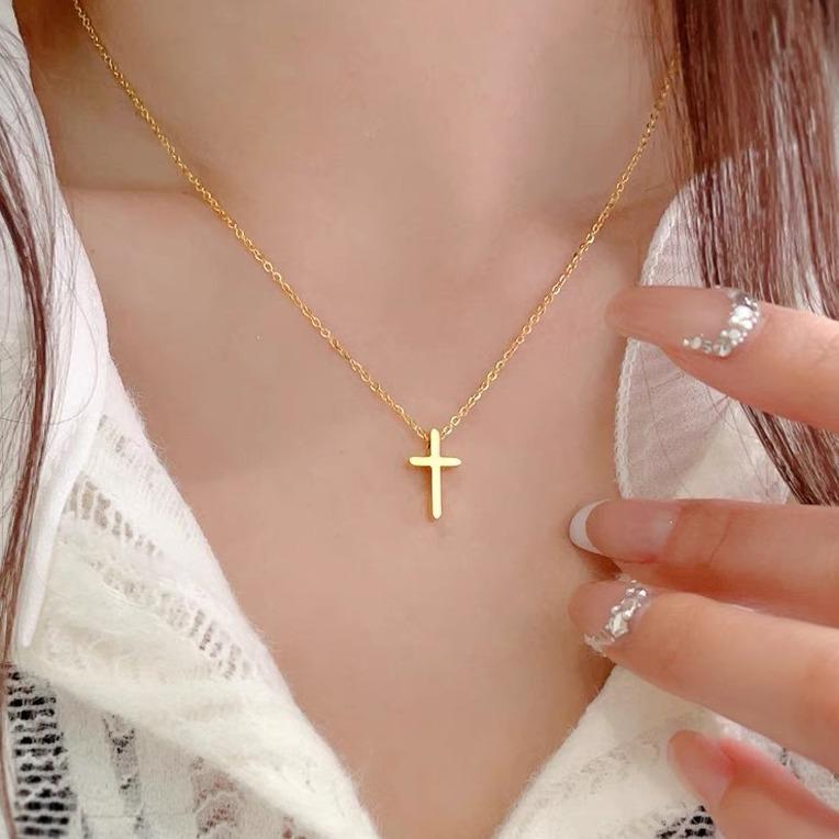 Cross necklace 2023 new popular 18K gold pendant clavicle chain female high-grade necklace titanium steel non-fading
