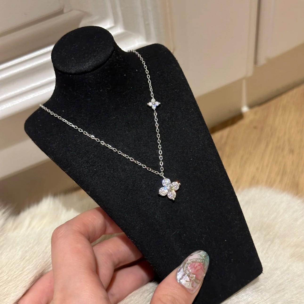 New Double Four-leaf Flower Pendant Necklace Women's Collarbone Chain Elegant Light Luxury Niche Design High-grade Sense Gift for Girlfriend