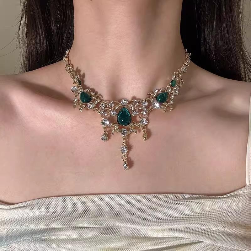 Retro Palace-Style Green Water Drop Sparkling Diamond Necklace for Women, Niche Exquisite Light Luxury Fashion Versatile Necklace
