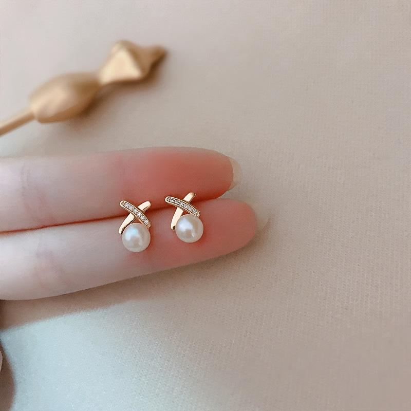 Korean Style Pearl Cross Mosquito Coil Disc Ear Clip Female Popular Ins Style Small and Versatile Zircon High-End Sense Without Pierced Ears