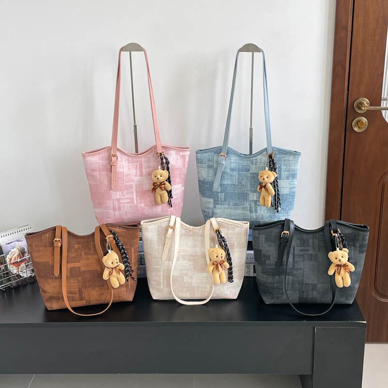 Wholesale Korean-style light luxury handbag for women, 2026 summer new model, large-capacity stylish shoulder bag, trendy underarm bag