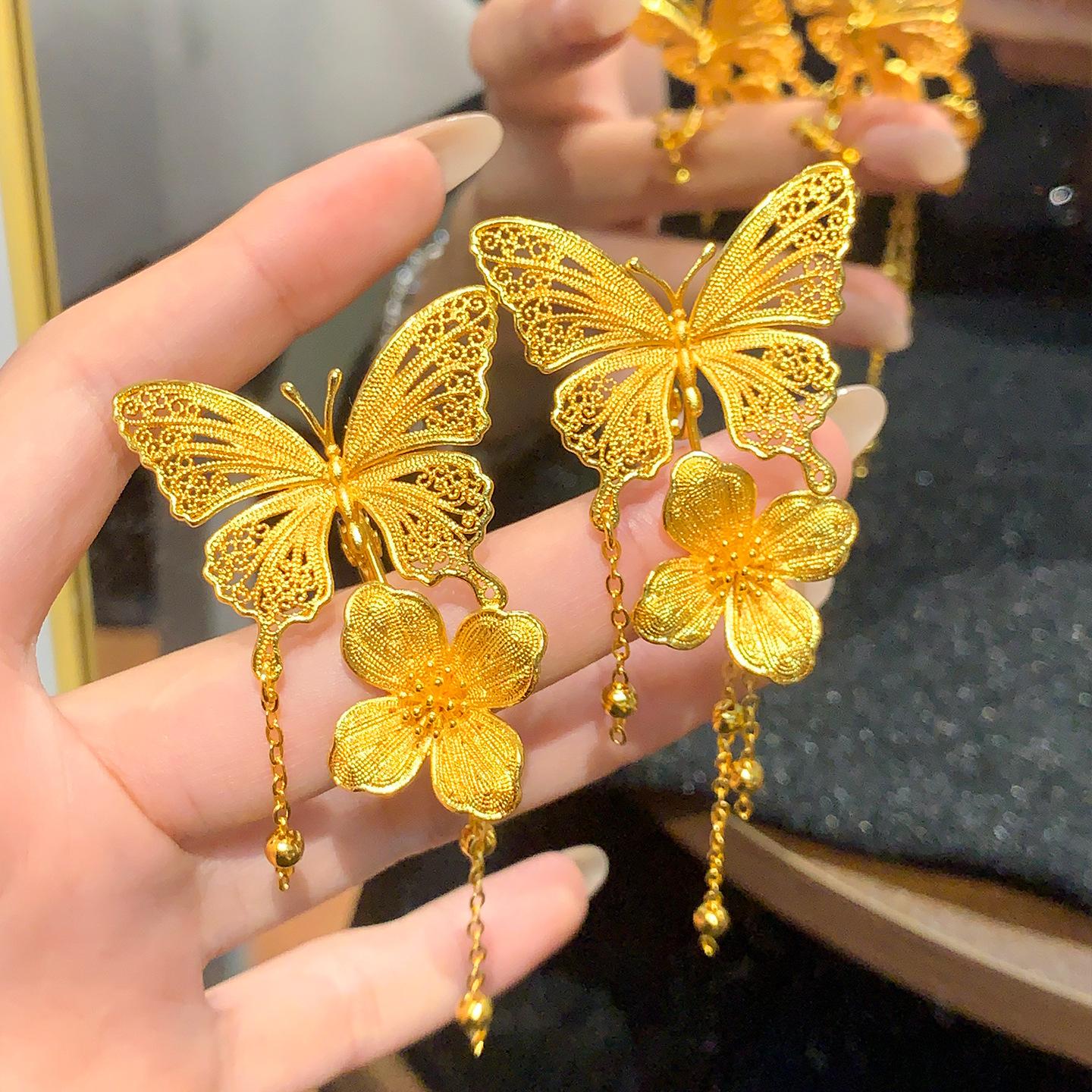 New Chinese-Style Traditional Gold Butterfly Flower Tassel Ear Clip Earrings with a High-End Feel for Brides, Hollow-Out Design, Popular Item for Women, Wholesale Supply
