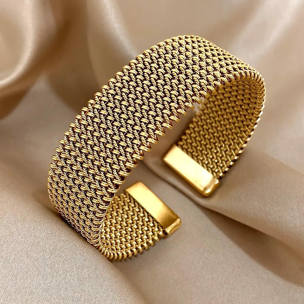 Vacuum plated 18k European and American cross-border dense line embossed titanium steel bracelet women's light luxury non-fading couple jewelry wholesale