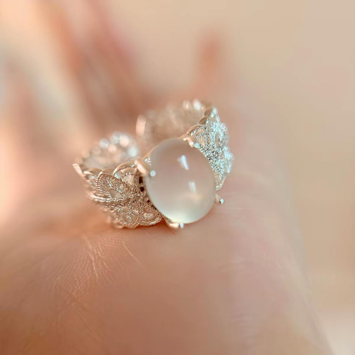 New silver lace wide-band ring, imitation jade ring, women's luxury and elegant design, unique and trendy, suitable for the index finger