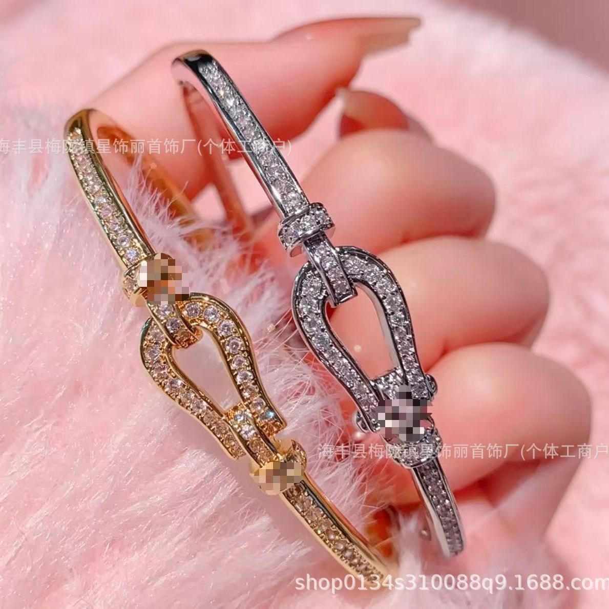Direct sale from manufacturer: Full-diamond horseshoe clasp bracelet, 18K gold-plated, popular online style, versatile and elegant hand accessory, wholesale supply