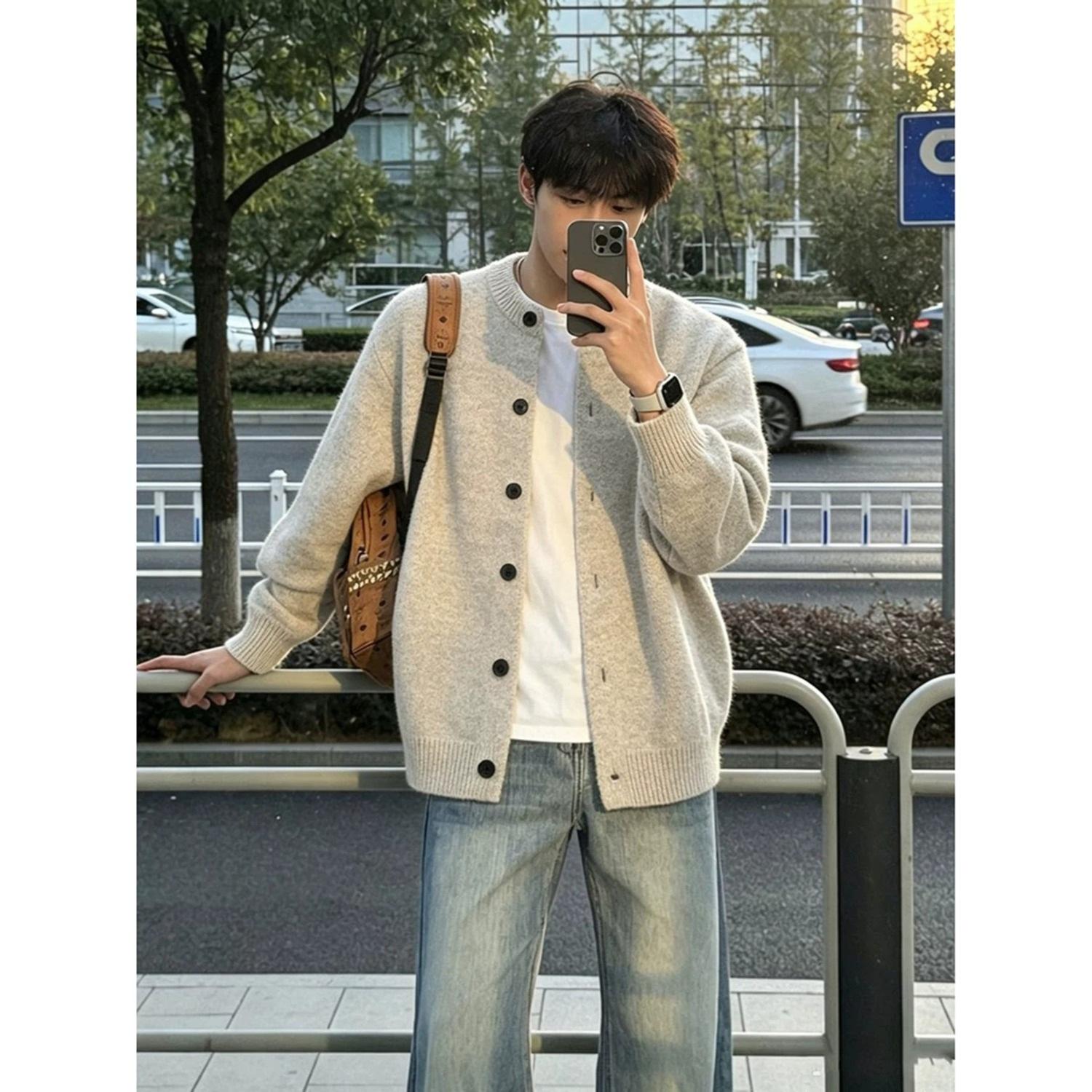 Cleanfit light gray cardigan sweater, men's autumn style, loose-fitting, casual knitwear, stylish and relaxed outerwear, apricot color