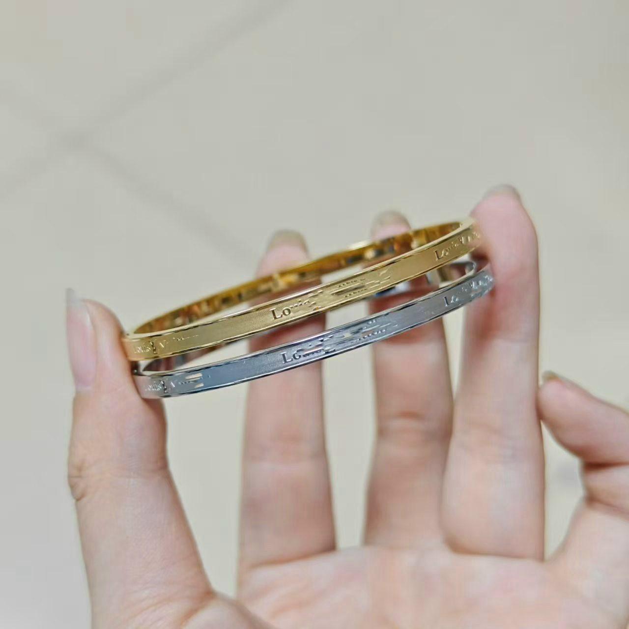 Cross-border e-commerce snap-on bracelet for women, lettered titanium steel couple's bracelet, simple and versatile, popular online style, wholesale from manufacturer