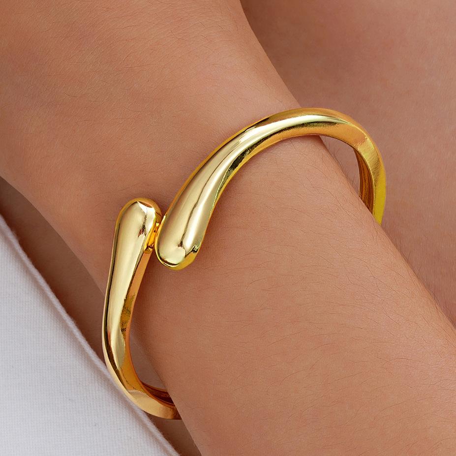 Korean Fashion Cross-Border European and American Style Water Drop Flow Line Exaggerated Bracelet with Metallic Texture and Smooth Surface, Spring Opening Design