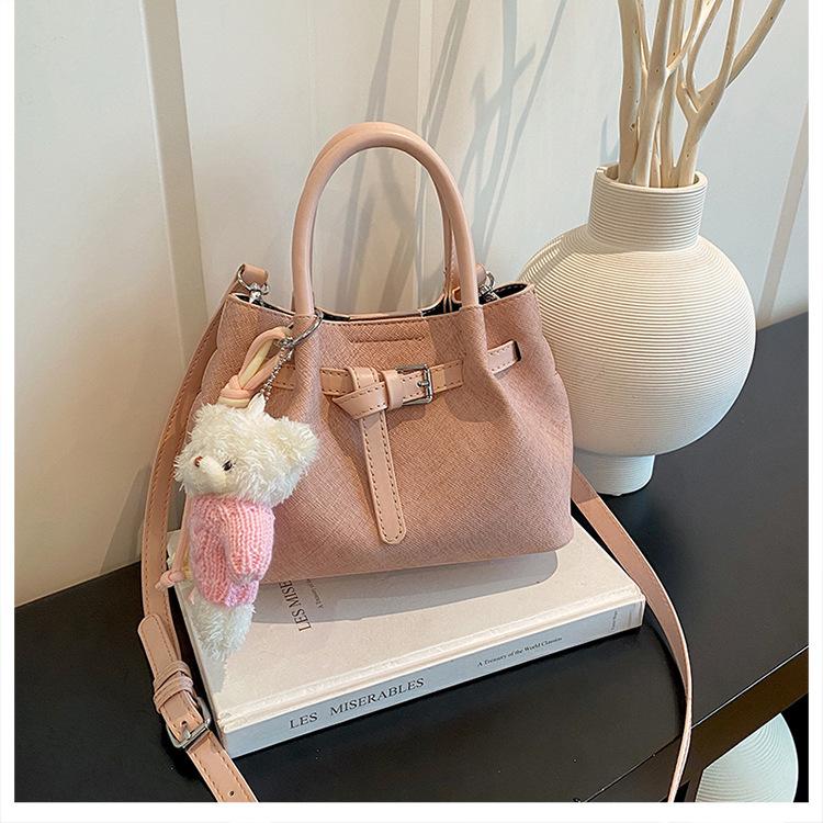Stylish and textured small handbag for women, 2026 new autumn collection, niche design, Korean-style crossbody bag, pleated bucket bag