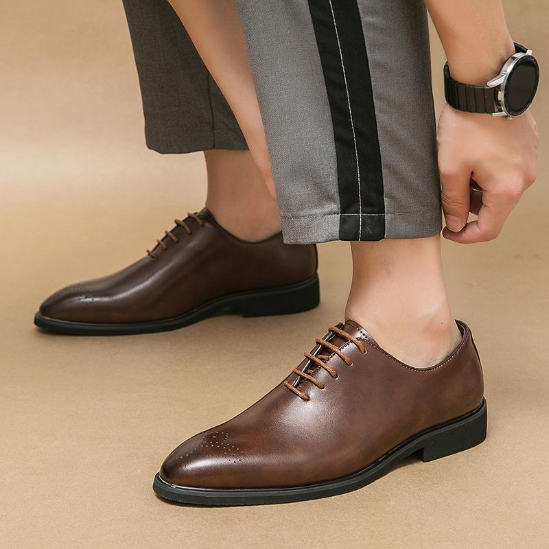 British Style Men's Fashion Carved Pointed Leather Shoes Cross-Border Large Size Business Casual Shoes European and American Formal Wedding Men's Shoes