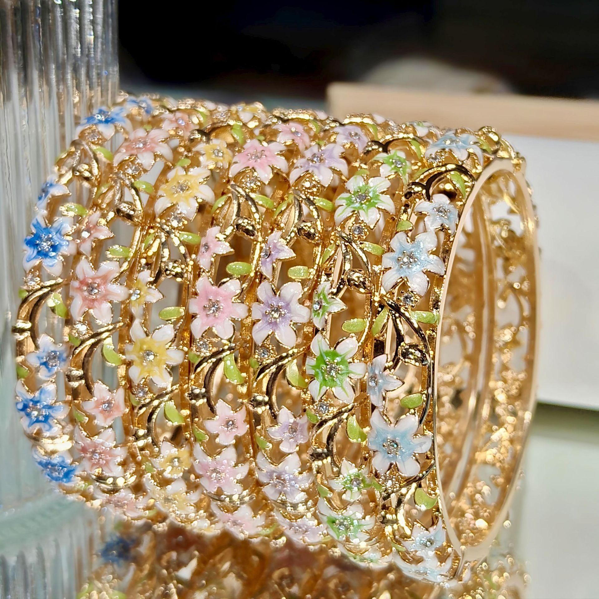 Factory direct stock: Hollowed-out small daisy enamel bracelet, multi-color floral and leaf design, drop glaze, diamond-embellished cloisonné jewelry wholesale