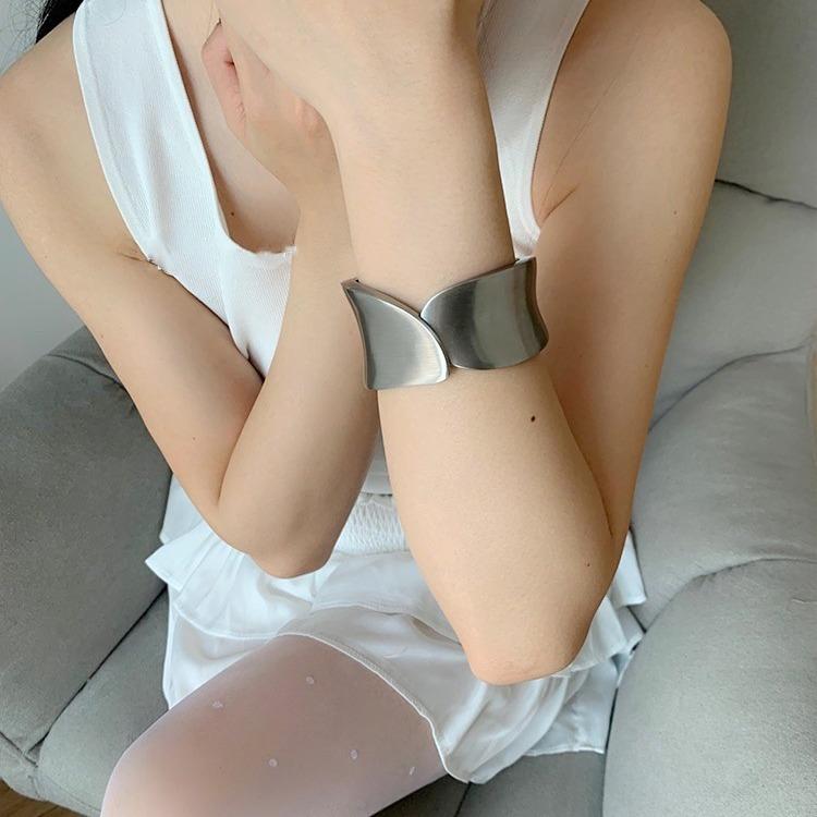 Cross-border European and American fashion hot girl bracelet light luxury cold wind metal texture alloy open bracelet factory direct supply