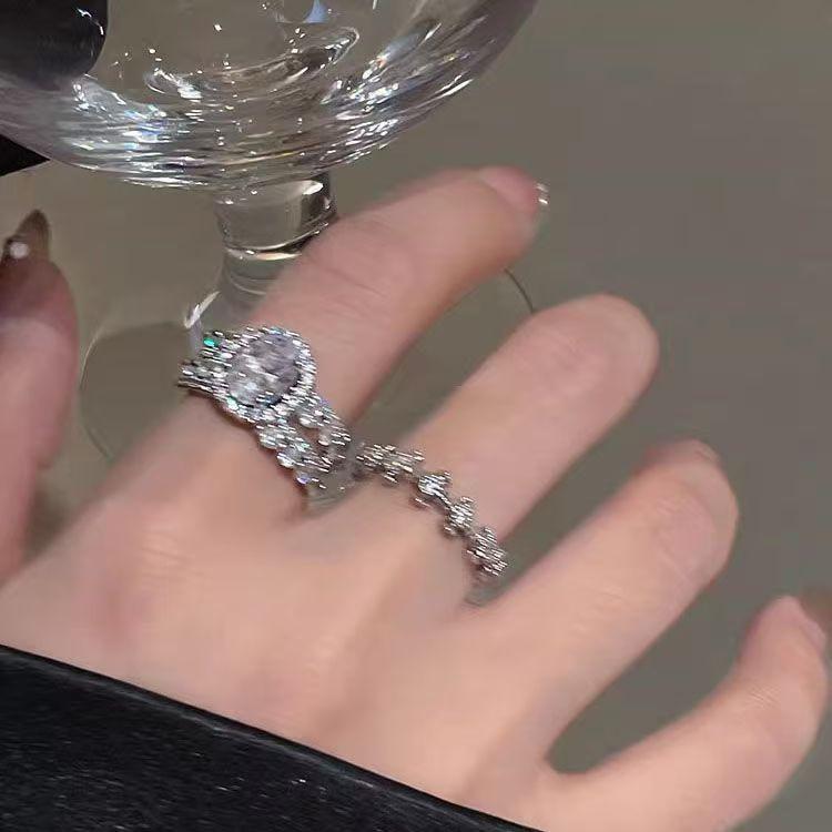 Vintage Style Micro-Inlaid Hollow Ring for Women, Autumn and Winter, Niche Design with a High-End Feel, Super Exquisite Finger Ring