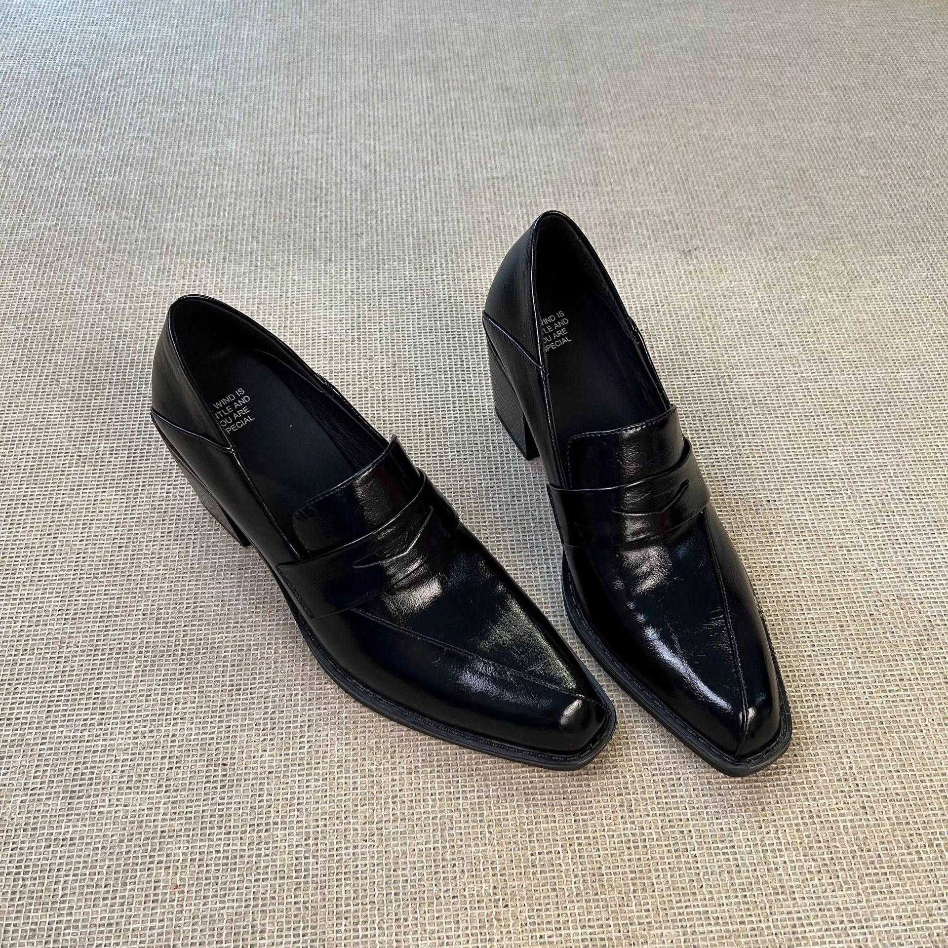 French-style retro square-toe loafers for women, featuring a British aesthetic, chunky heels, soft leather, and a slip-on design, making them versatile and suitable for everyday wear