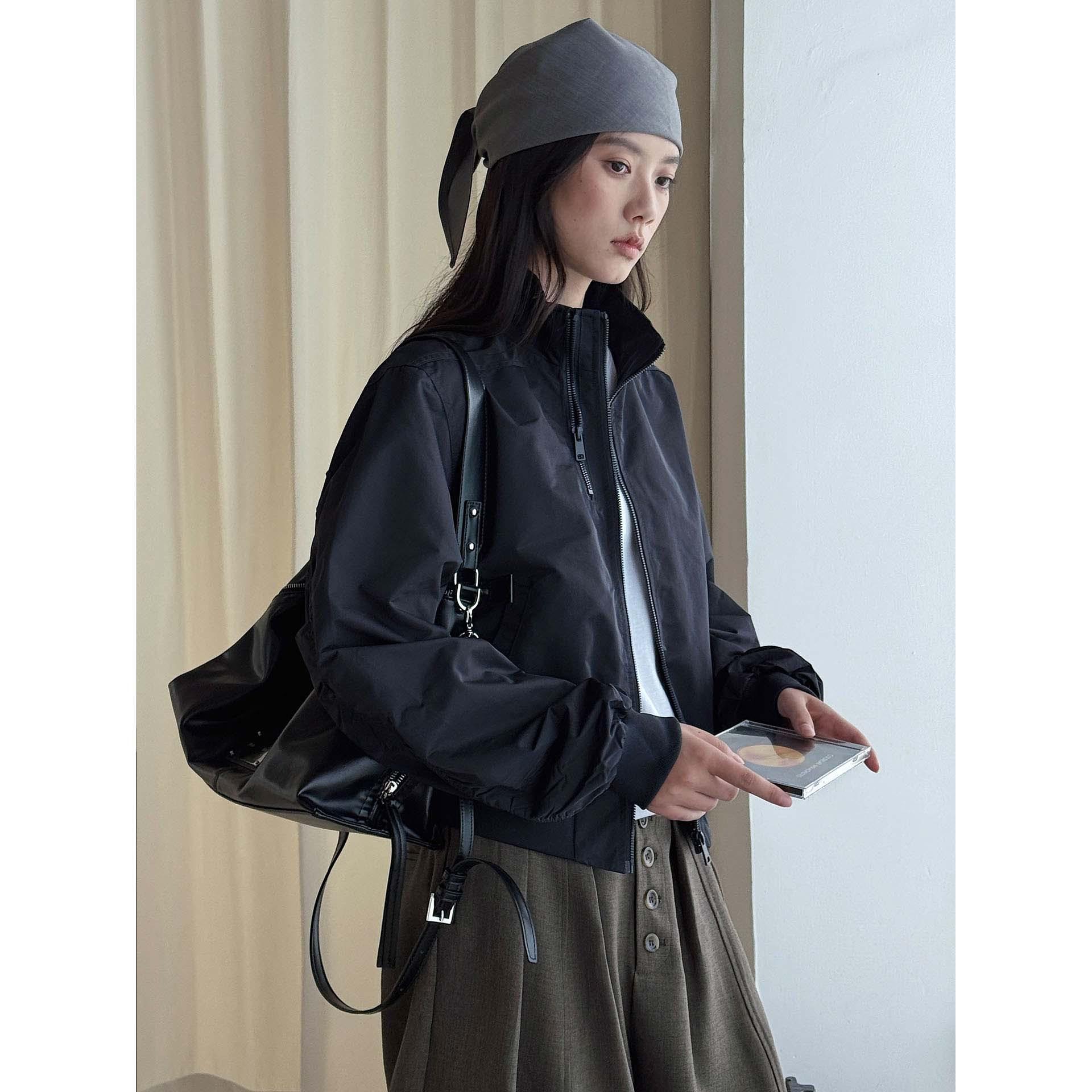 Loufu's new autumn collection features a Japanese-style urban sporty stand-collar zip-up short jacket with a workwear vibe for women