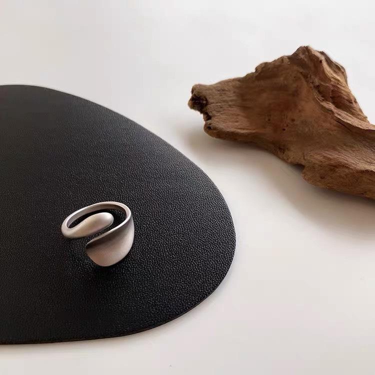 Matte curved wrap ring for women, niche and high-end, adjustable open design, irregular liquid-like cool style, index finger ring
