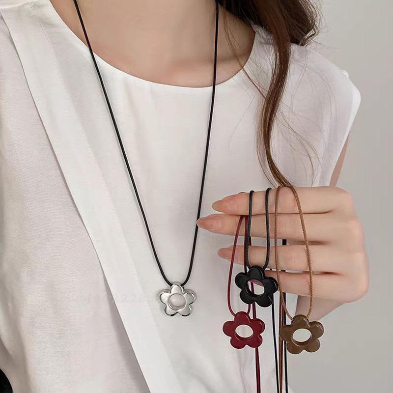 Korean simple long flower necklace 2024 new niche fashion small fresh sweater chain sweater chain accessories