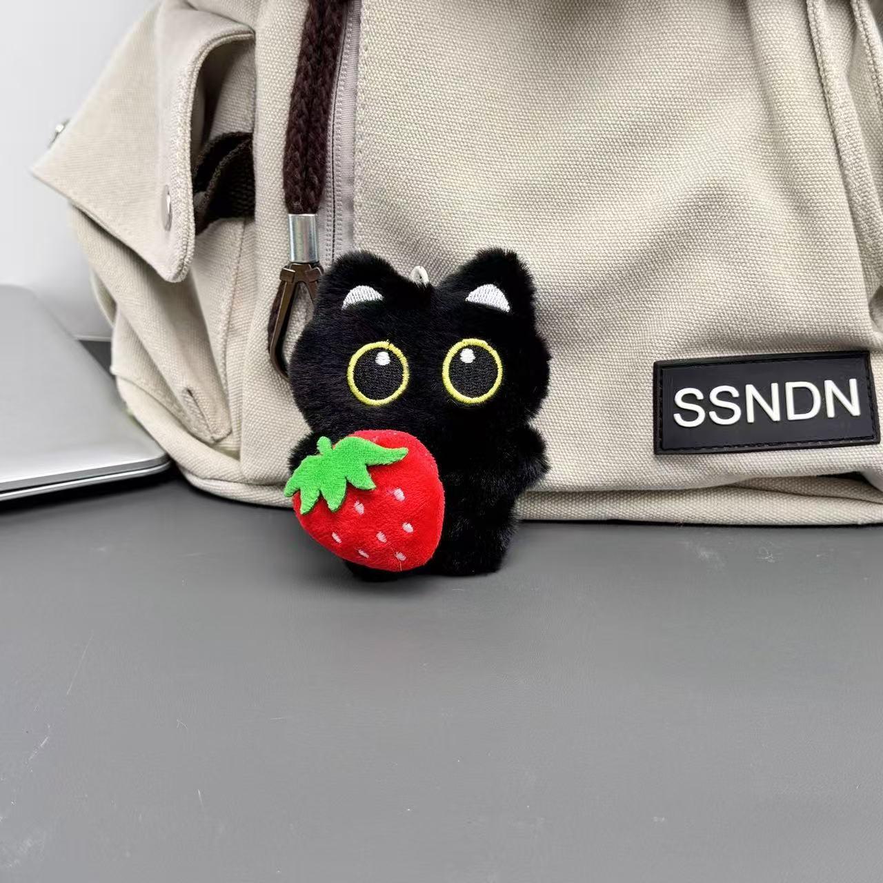 抱Strawberry黑猫