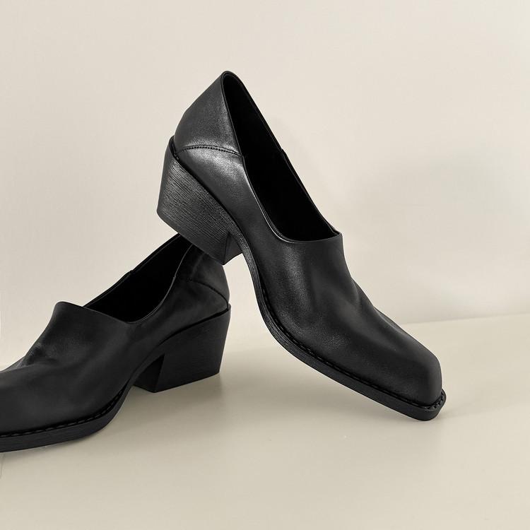 Women’s single-sole shoes made of top-grain cowhide, featuring a mid-heel, a square toe, and a retro design, perfect for autumn and winter. These are fashionable leather shoes