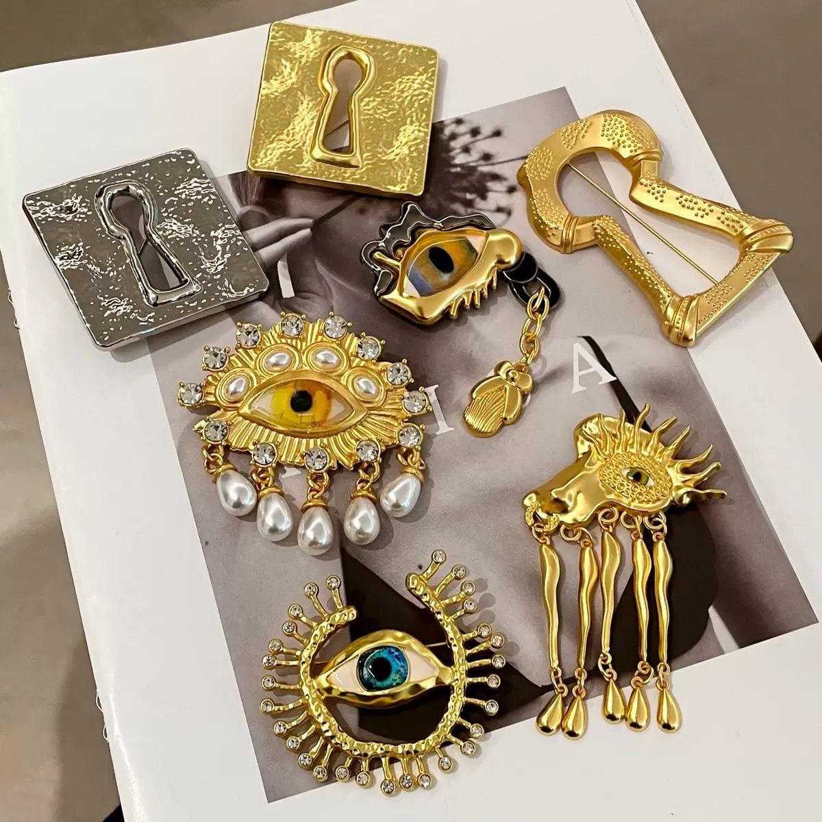 Metal British-Style Metal Eye Pin Unisex Brooch Vintage Niche Woolen Coat Clothing Accessory Brooch for Women