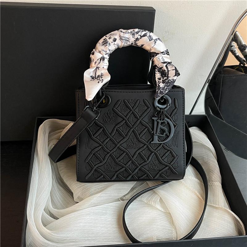 Cross-Border National Style Heavy Embroidery Handbag, Princess Diana Style Bag for Women, High-End Light Luxury Crossbody Bag, 2026 New Versatile Bag