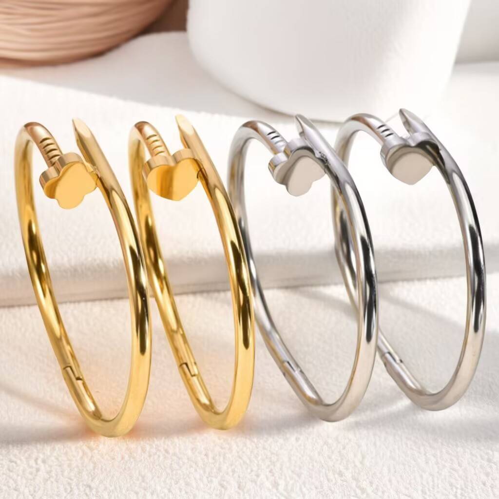 Hot Selling Titanium Steel Four-Leaf Clover Nail Bracelet Women's Fashion Trend Stainless Steel Bracelet Jewelry Jewelry Manufacturer Wholesale