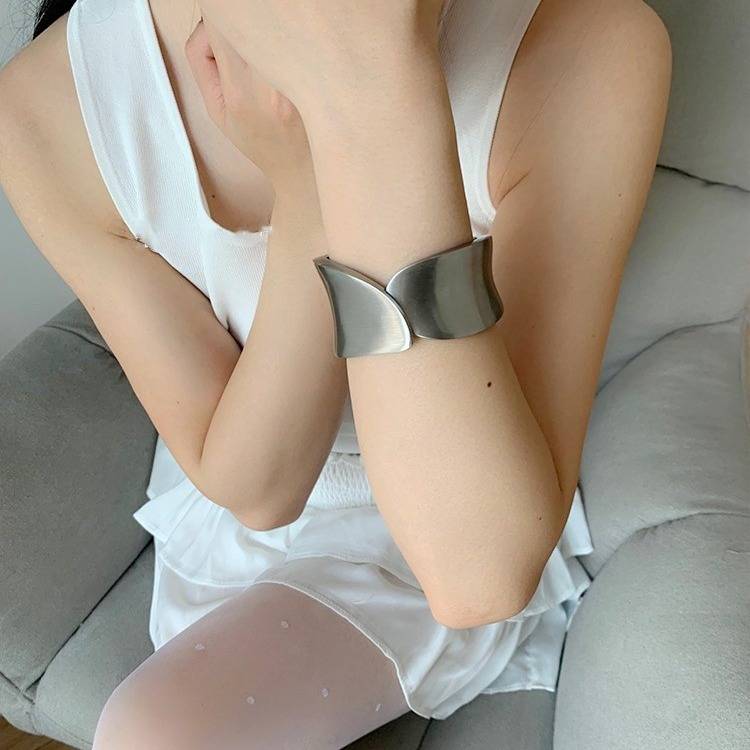 Cross-border European and American fashion hot girl bracelet light luxury cold wind metal texture alloy open bracelet factory direct supply