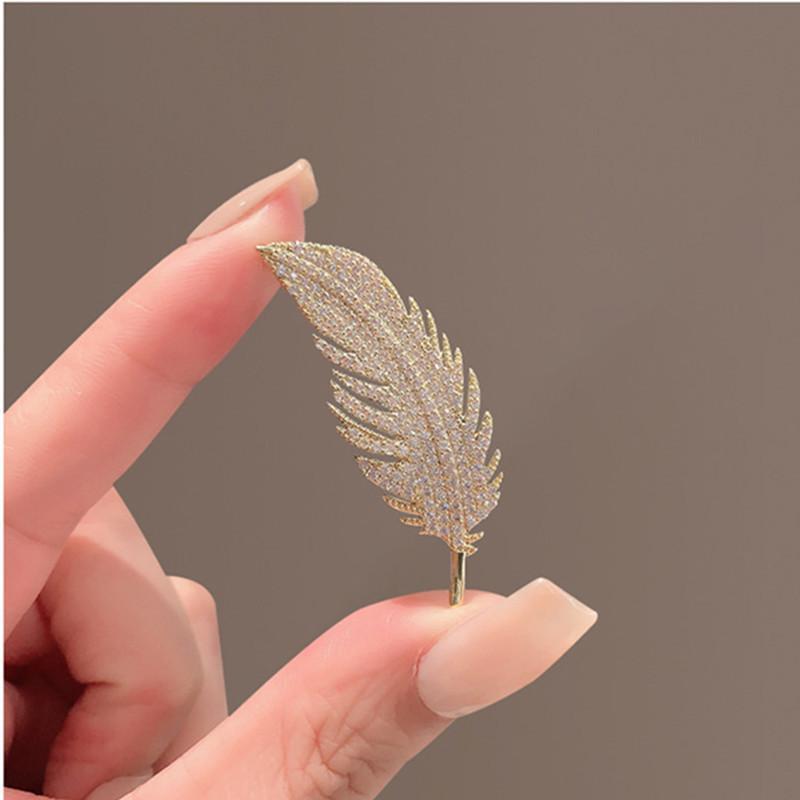 New high-end elegant feather anti-exposure brooch design sense niche suit corsage light luxury pin collar pin accessories
