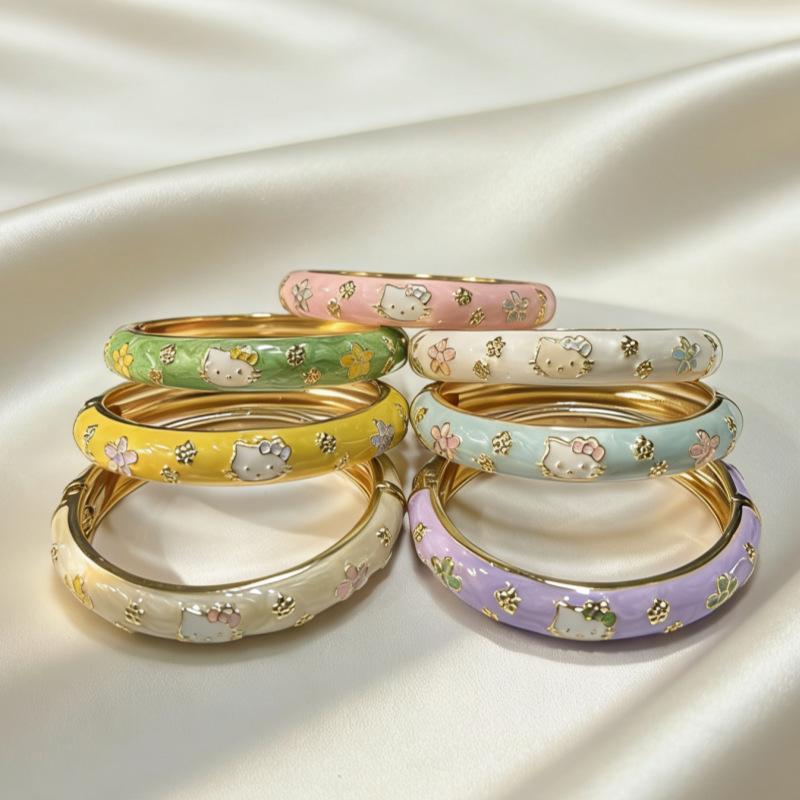 Enamel Kitty Cat Bracelet with Gold Flowers and Four-Leaf Clover Embellishments, a Light Luxury Niche Accessory Suitable for Students and Versatile for Everyday Wear