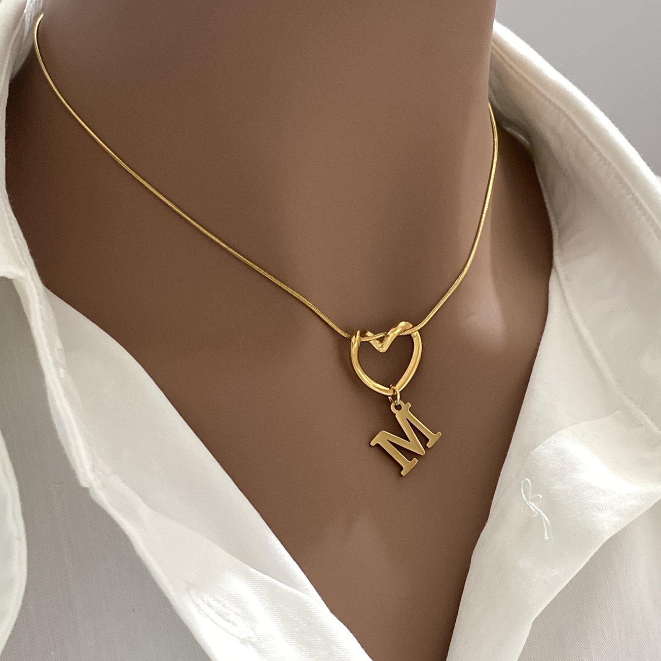 High-End Heart 26 English Letter Pendant Titanium Steel Necklace for Women, Surname Clavicle Chain, Niche Light Luxury Best Friend Internet Celebrity