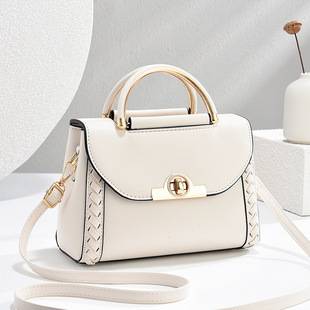 High-end feeling temperament small square bag 2024 new autumn and winter fashion super fire exquisite handbag temperament ladies messenger bag