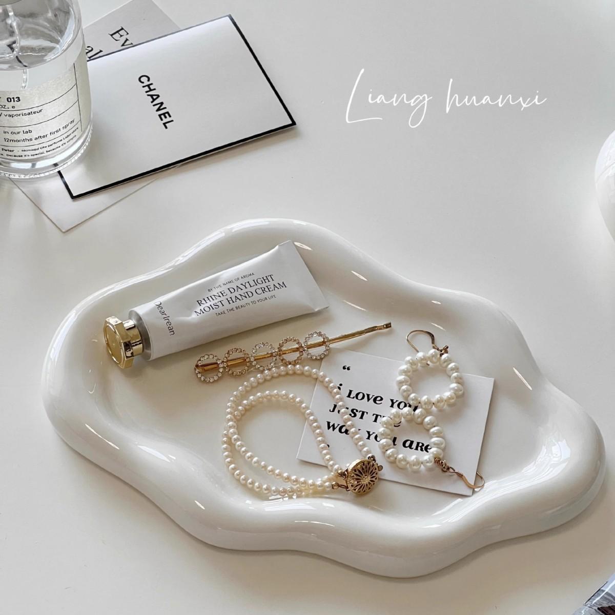 Nordic Light Luxury Cloud-Shaped Minimalist Jewelry Storage Tray, High-End Perfume Display, Entryway Key Storage Ornament